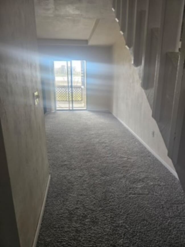 Building Photo - 2 bed 2.5 bath Lake Front Townhouse