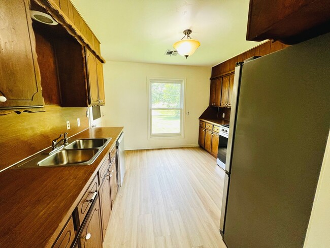Building Photo - Cute 2BD 1BA Bungalow in Midwest City!!!