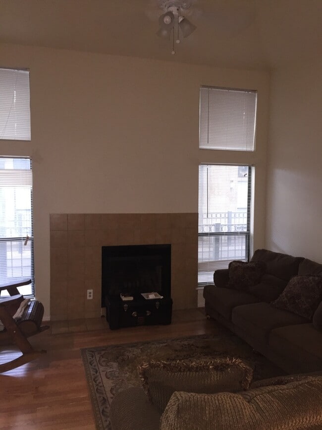 Building Photo - UT PRE LEASE: West Campus 2bd / 2ba Cathedral ceilings, Huge windows, Good Roommate floor-plan
