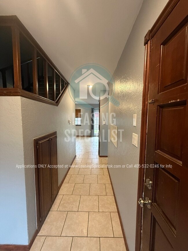 Building Photo - West Norman 2 Bed 1.5 Bath Townhouse Available for Your Immediate Move!