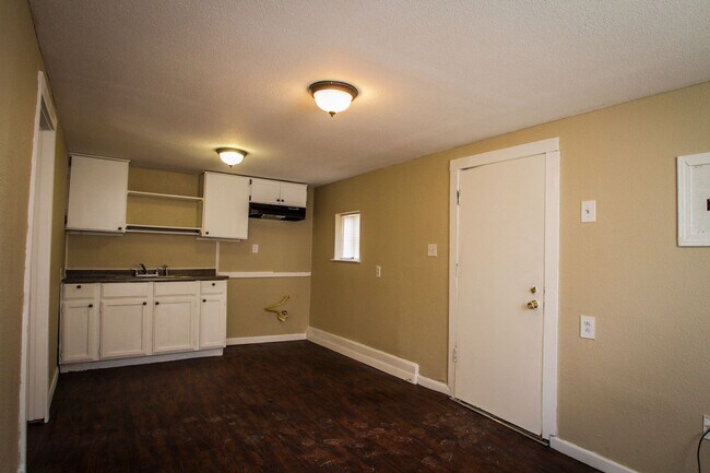 Building Photo - 924 Saint James