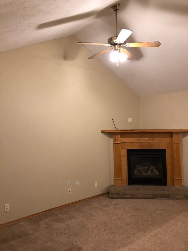 Building Photo - 2 bedroom, 2 bathroom, 2 car garage duplex