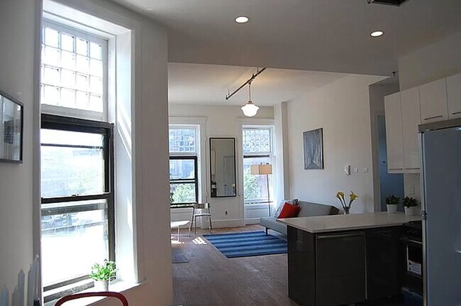 Foto del edificio - 240 Lenox Ave