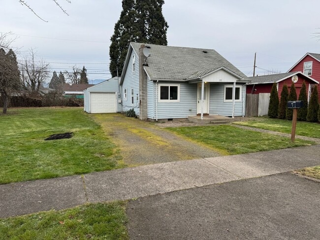 Building Photo - Updated 3 bedroom, 1 bath house in Springfield!