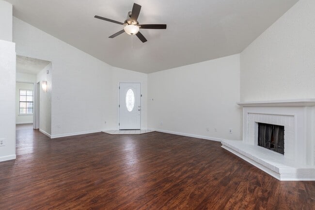 Building Photo - Move-in Ready 3-bed 2-bath Home in Plano's...