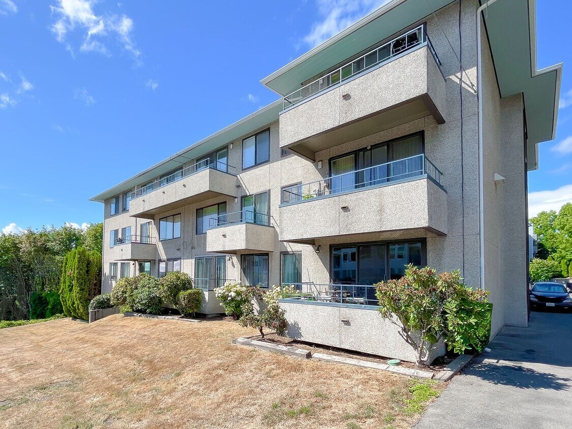 Foto principal - Updated Beacon Hill 1bd/1bth Condo, $1,650/mo.