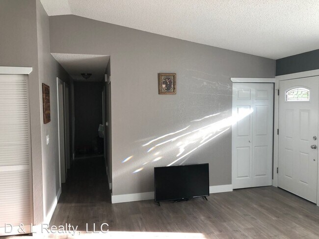 Building Photo - 3 br, 1 bath House - 33 Clover Circle West