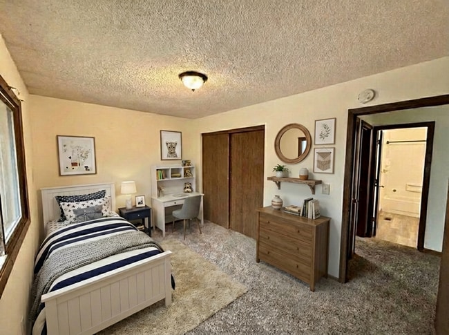 Building Photo - Large 4 Bedroom/2 Bath Bi-Level Home with attached 2 Car Garage in North Loveland