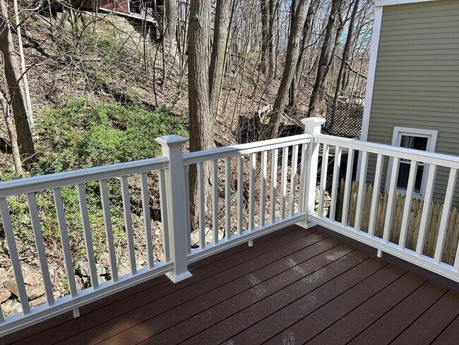 Building Photo - 27 Elm St