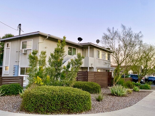 Building Photo - 212 E 8th St