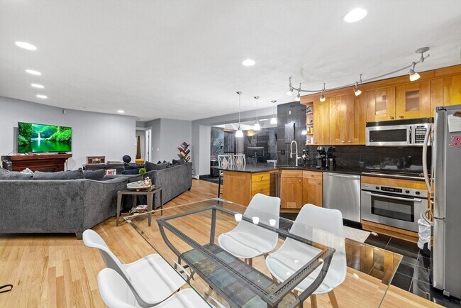 Building Photo - 407 Marlborough St
