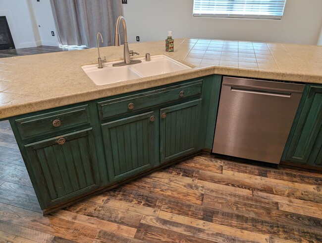 Building Photo - Refreshed and updated 5 bedroom Clovis hom...