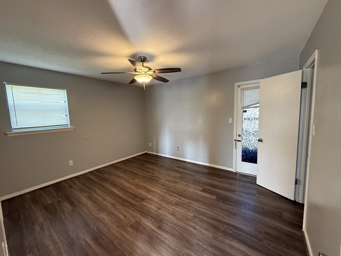 Building Photo - 130 Vista Cir