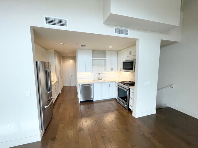 Building Photo - Gorgeous 2 bed/2 bath Loft