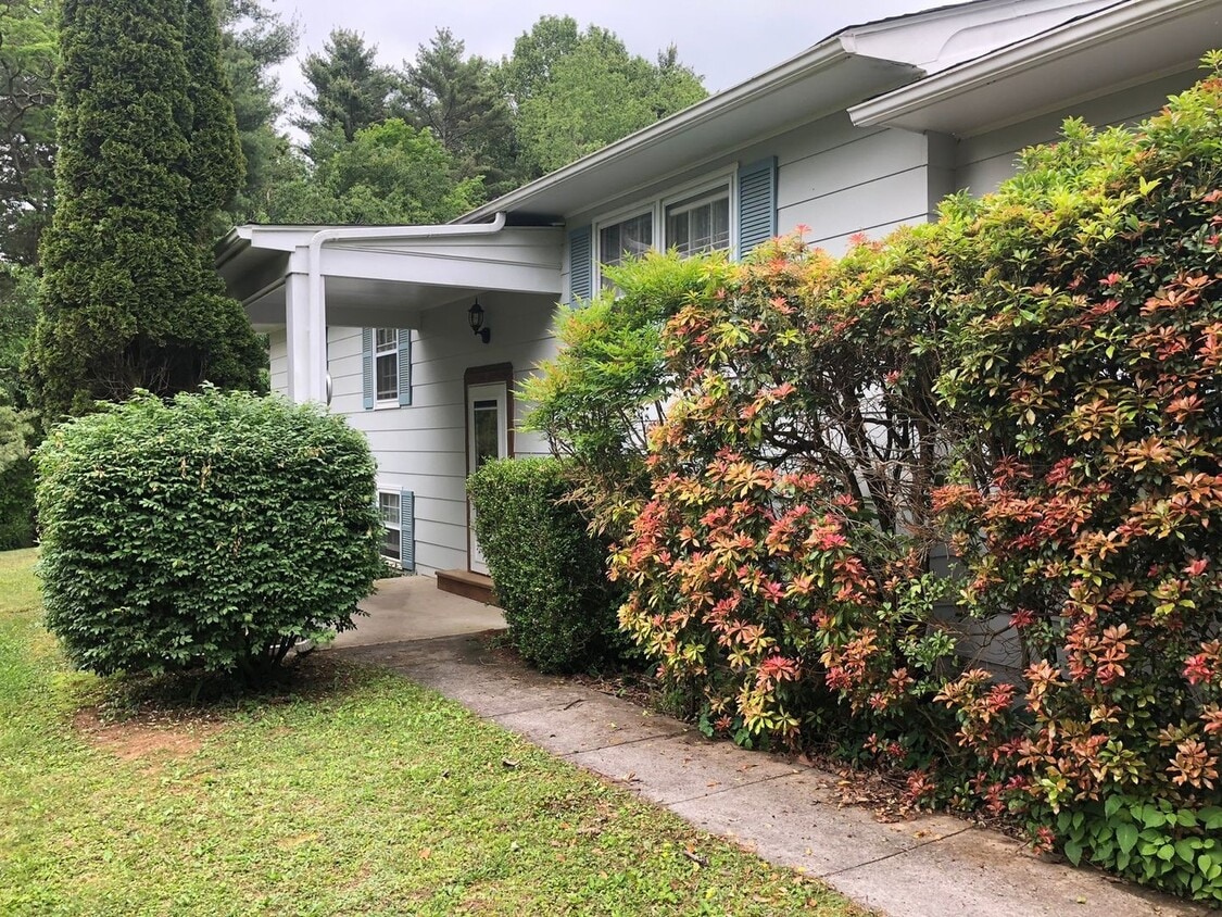 Primary Photo - 1606 Daniels Run Rd NE