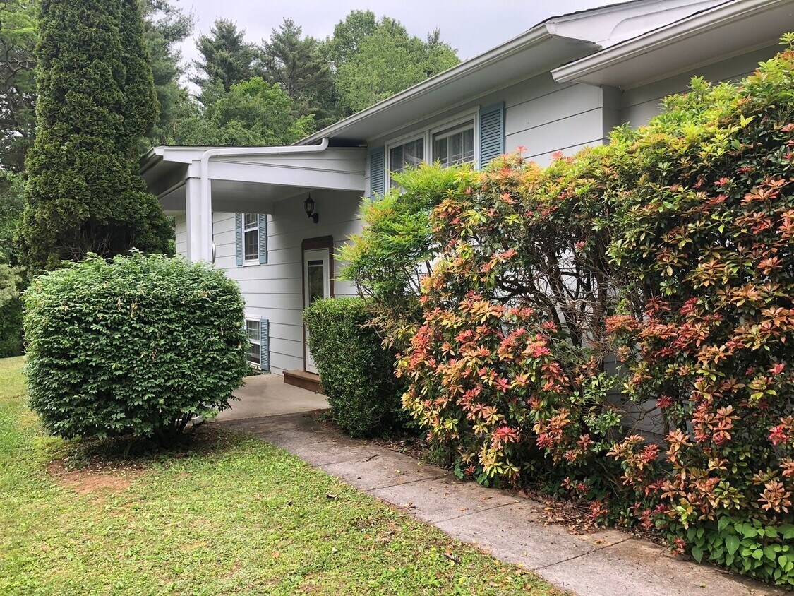 Primary Photo - Charming 3BR House in Check
