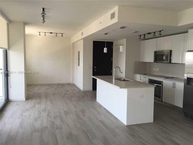 Building Photo - 999 SW 1st Ave