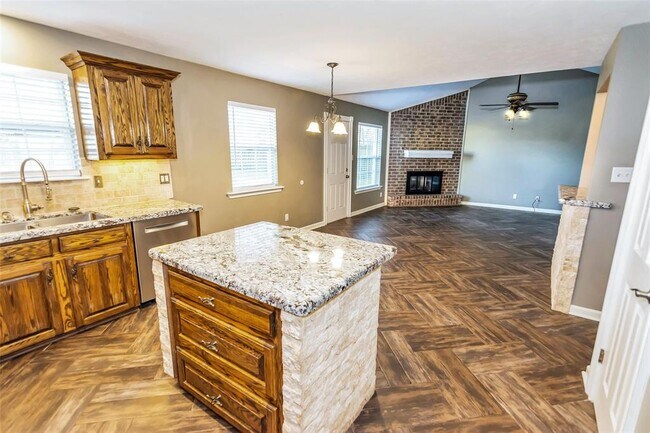 Building Photo - 2314 Colonial Ct S