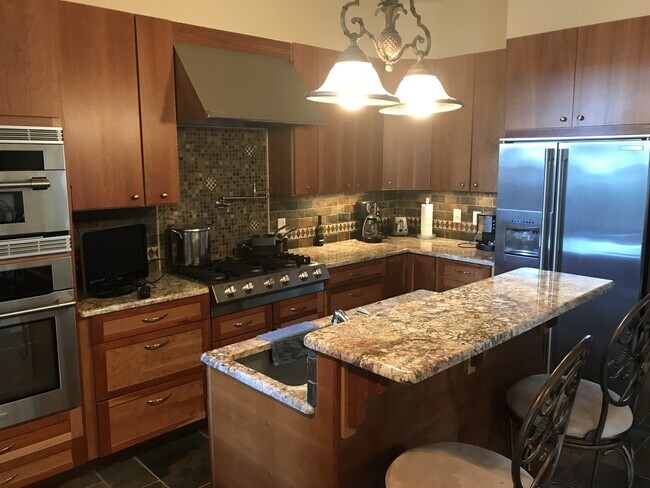 Foto del edificio - Beautiful 3 Bed / 2.5 Bath Summit Ave Cond...
