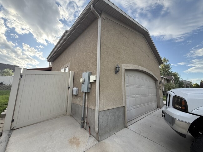 Building Photo - 7691 Willow Walk Ln