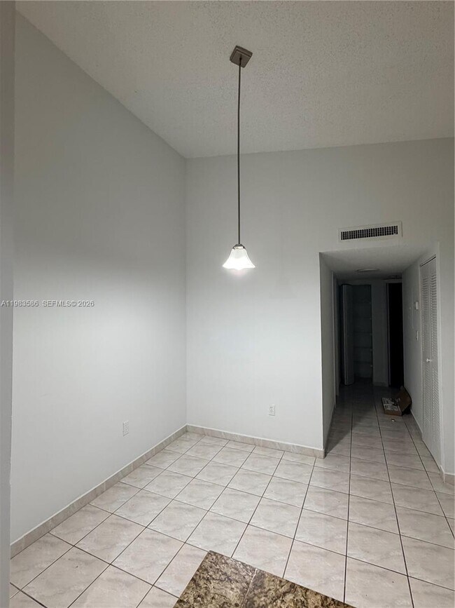 Foto del edificio - 927 NE 199th St