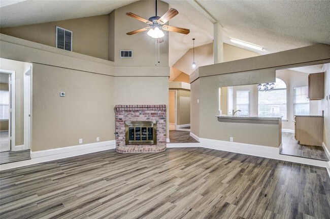 Building Photo - 608 Teakwood Dr