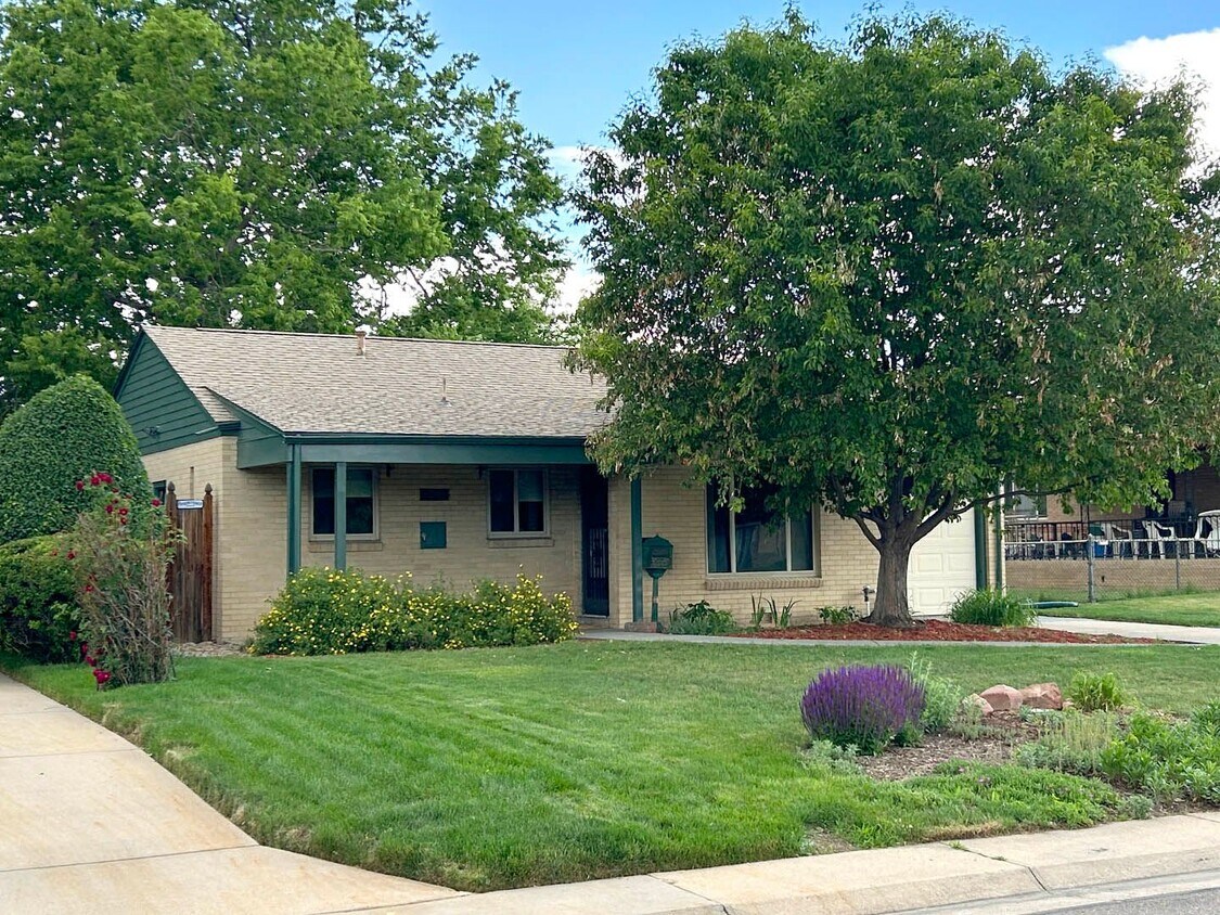 Primary Photo - Cozy 2 Bedroom Home In Park Hill! Garage! ...