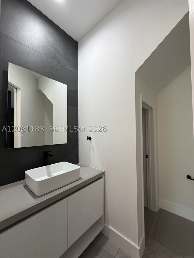 Building Photo - 4655 SW 32nd Ave