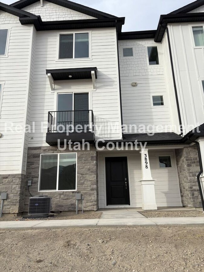 Foto del edificio - Brand New Eagle Mountain Townhome!