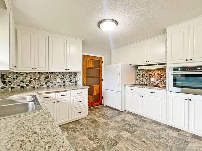 Foto del edificio - Spacious Redone Rambler with Huge 1/2 Acre Yard, Deck, Patio, Primary Suite, 3-BRs on Main Level ...