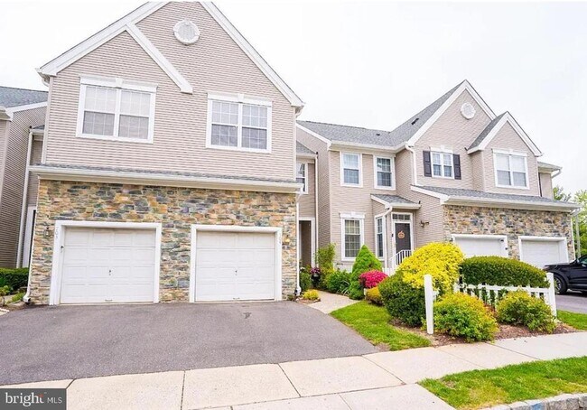 Foto del edificio - 704 Dahlia Cir