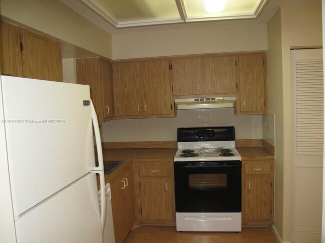Foto del edificio - 7210 Lake Cir Dr