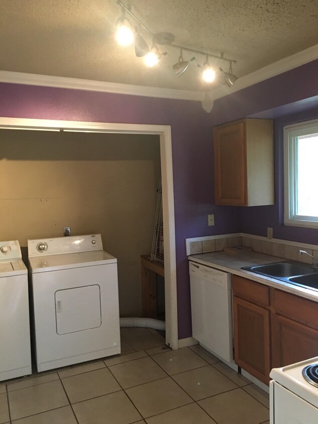 Building Photo - 5 Dogwood Cir