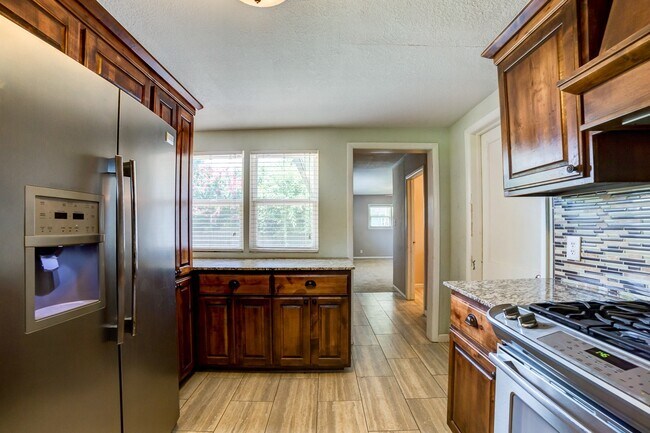 Foto del edificio - Gorgeous Remodeled 3 Bed 2 Bath!