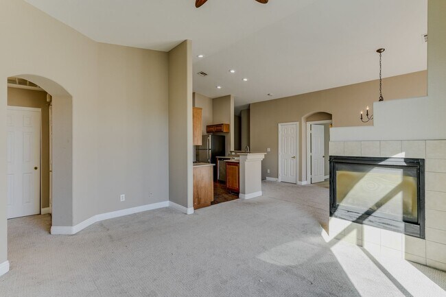 Foto del edificio - ** COMING SOON!!! ** Charming Henderson Townhome with Double-Sided Fireplace, Stainless Steel Kit...
