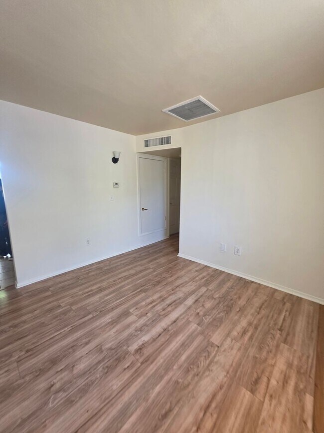 Foto del edificio - Spacious Large 2BR 1BA Condominium w/ Pool & Spa Access • Freshly painted in Tucson