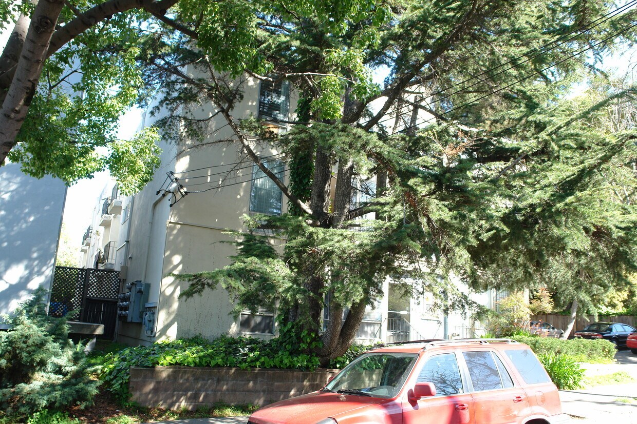 Building Photo - 1835 Delaware St