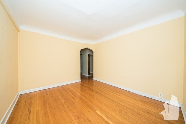 Building Photo - 645 W Buckingham Pl