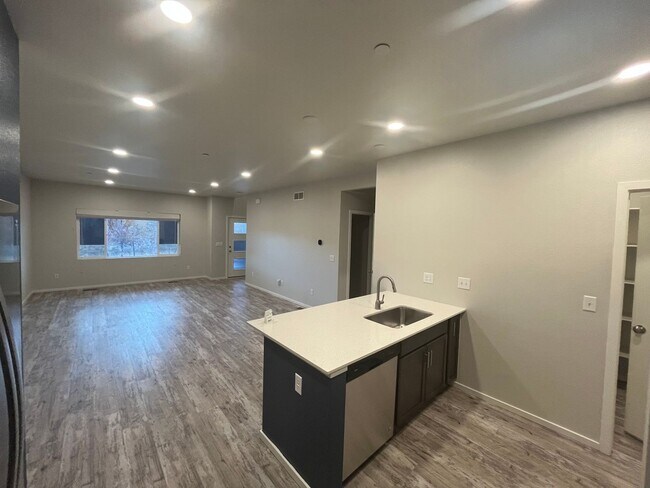 Foto del edificio - Beautiful 3 Bed 2.5 Bath Townhome in North East Fort Collins!
