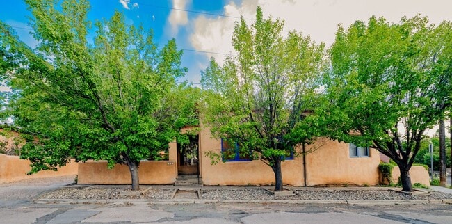 Building Photo - Charming Casita in Prime Location (146 W. ...