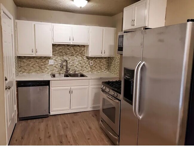 Foto del edificio - 5131 Lyndhurst Dr