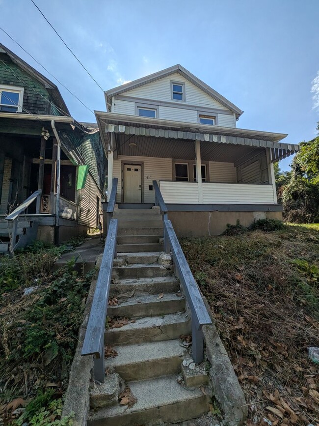 Building Photo - 1813 Converse St