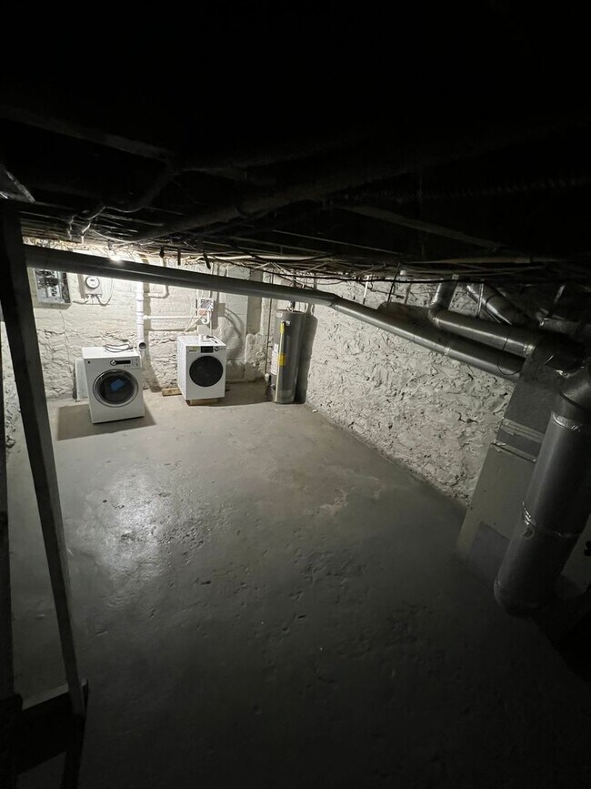 Building Photo - Three Bedroom One Bathroom Ready For ASAP ...
