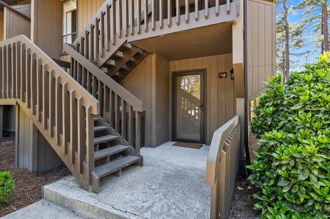 Building Photo - 10 Pine Tree Rd