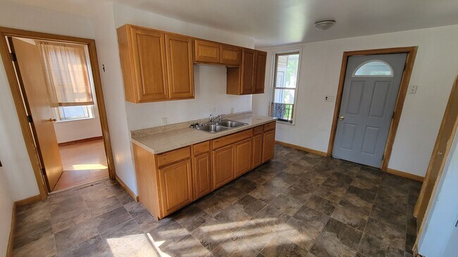 Building Photo - Large 5 bed 2 bath home in Wausau