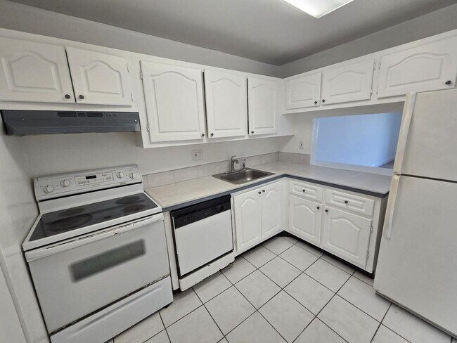 Building Photo - 8060 Colony Cir N