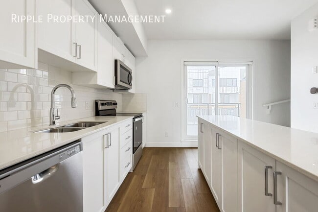 Photo du bâtiment - INCREDIBLE BRAND NEW 3 BEDS/ 3.5 BATHS TOW...