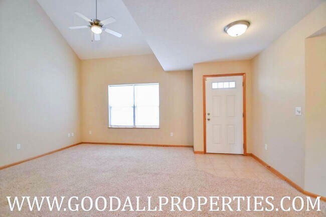 Foto del edificio - Must See!!! 3 Bedroom, 2 1/2 Bath Corner Unit Townhome in Urbandale