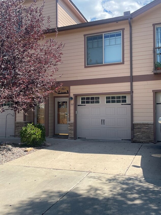 Convenient Location! 1 Bedroom Townhome w... - Convenient Location!  1 Bedroom Townhome w...