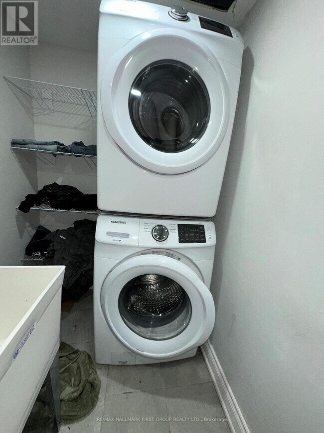 Photo du bâtiment - 579 Windfields Farm Dr W